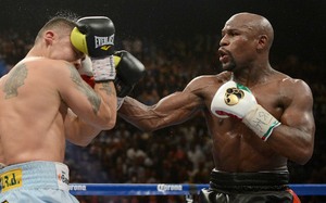 Mayweather connects against Maidana