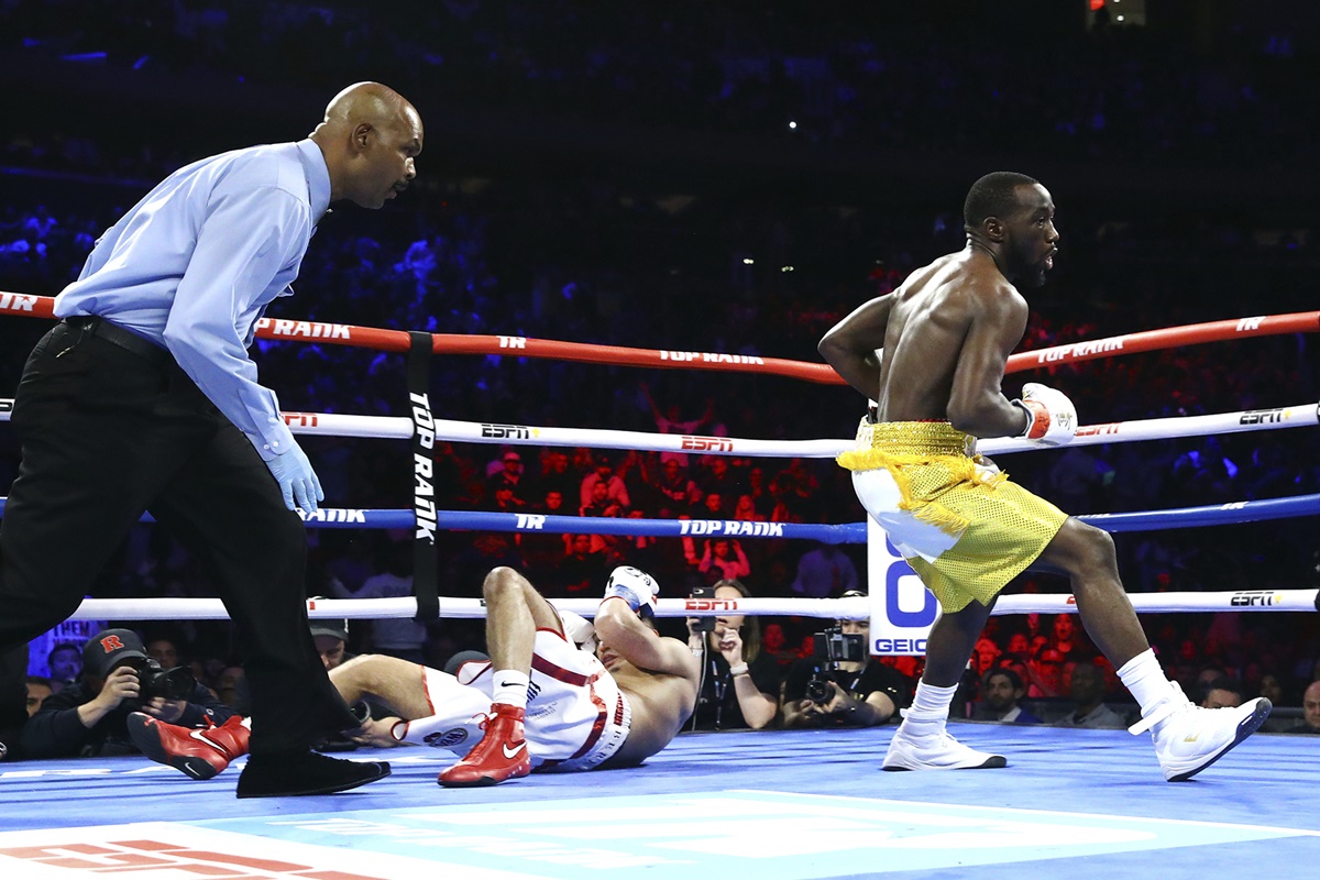 Crawford scores knockdown: Photo by Mikey Williams / Top Rank