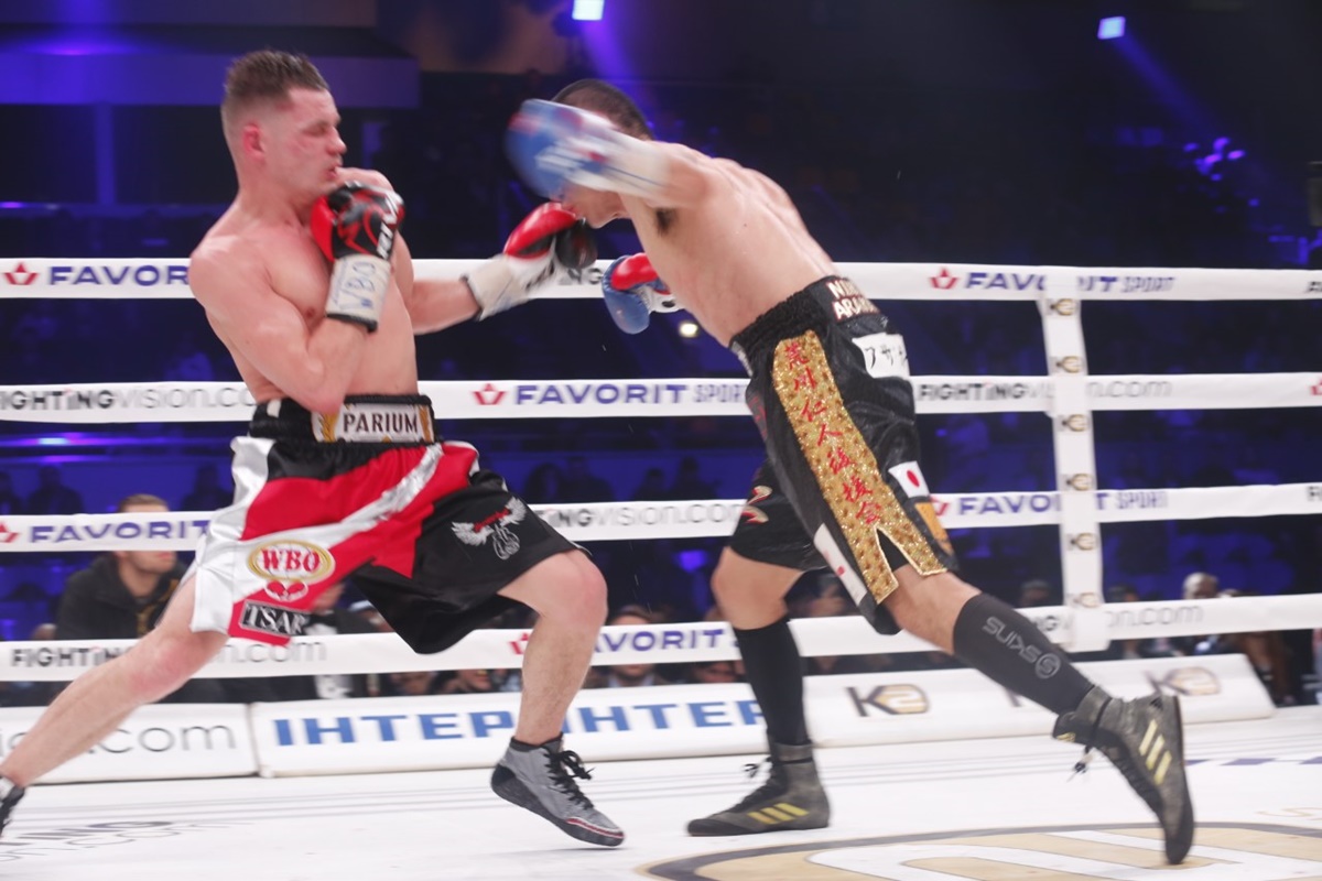 Denis Berinchyk outhustles Nihito Arakawa to retain WBO lightweight title