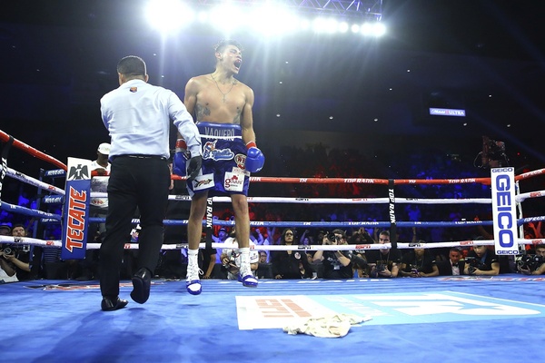 Emanuel Navarrete makes it two in a row over Issac Dogboe