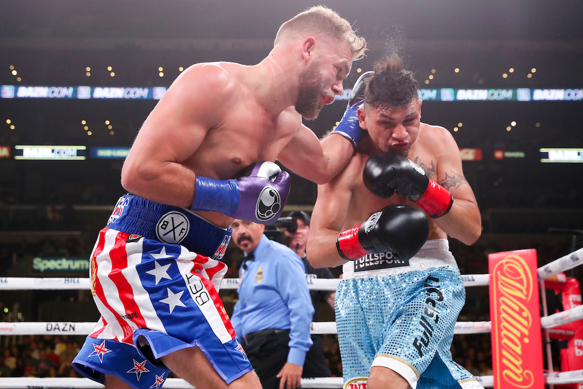Saunders (left) finally beats Coceres (Ed Mulholland/Matchroom Boxing)