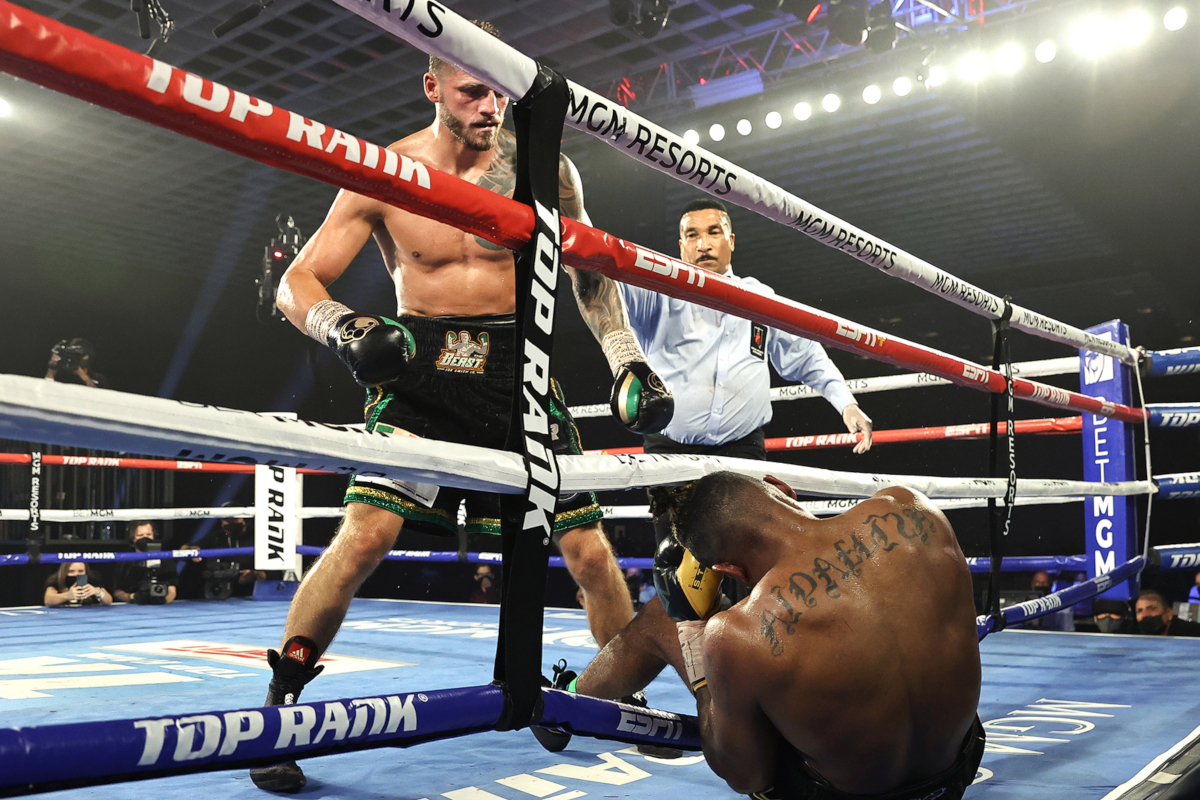 Eleider Alvarez knocked out by Joe Smith Jr (Mikey Williams/Top Rank)