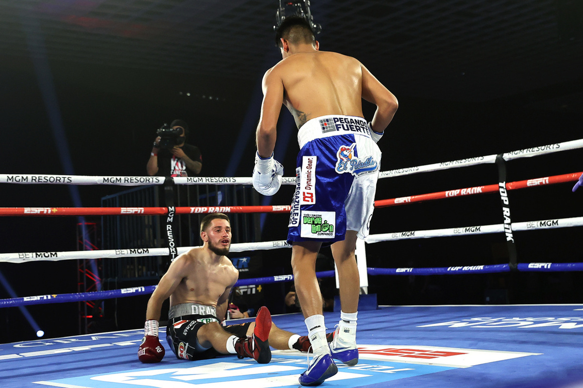 Emanuel Navarrete vs Ruben Villa knockdown (Mikey Williams/Top Rank)