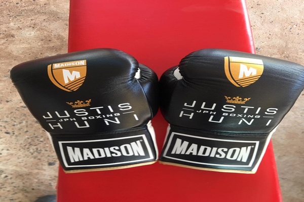 Justis Huni impressive in pro debut, wins Australian heavyweight title