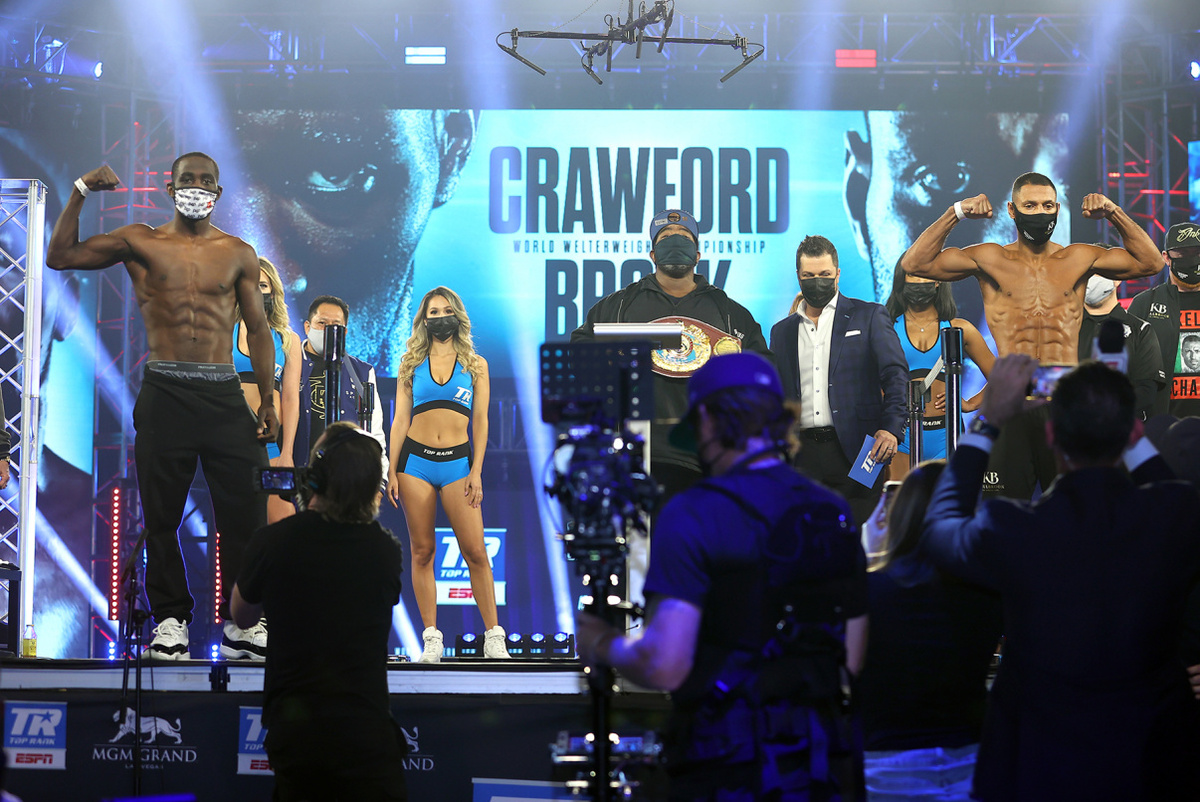 Terence Crawford vs Kell Brook weigh-in (Mikey Williams/Top Rank)