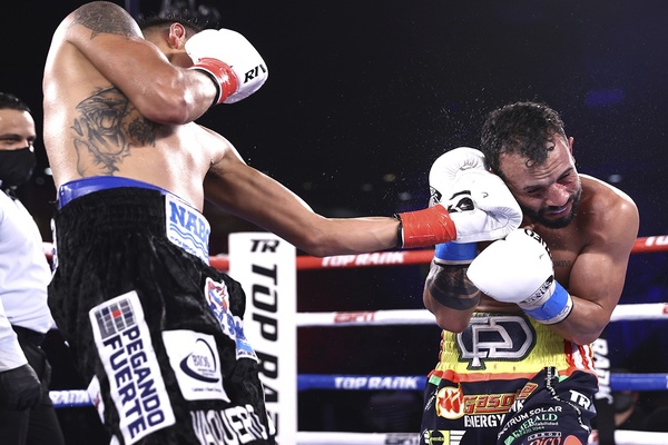 Emanuel Navarrete floors Christopher Diaz four times, retains title with 12th round stoppage