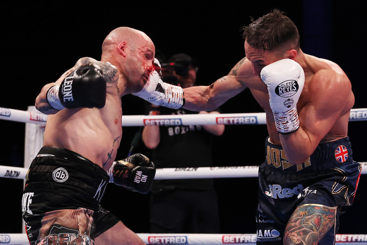 Kiko Martinez vs Josh Warrington 2 action (Mark Robinson/Matchroom)