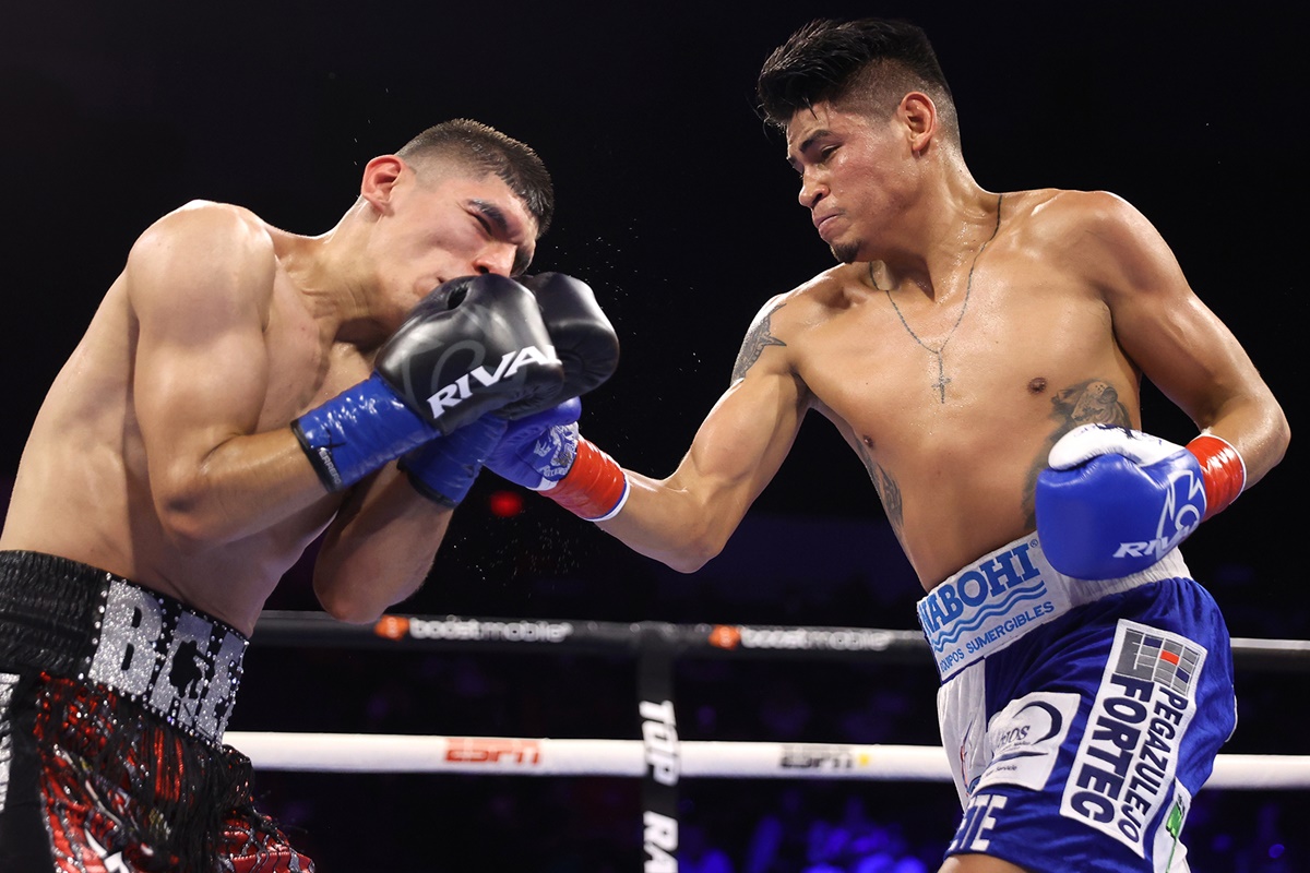 Emanuel Navarrete vs Eduardo Baez - Photo by Mikey Williams Top Rank via Getty images