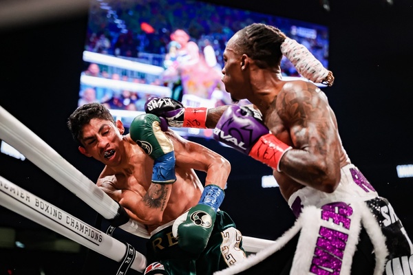O'Shaquie Foster defeats Rey Vargas - wins vacant WBC super featherweight title