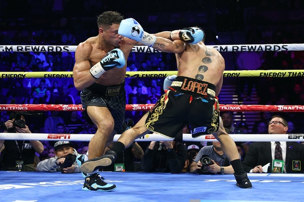 Teofimo Lopez gets outboxed but still wins decision to retain title