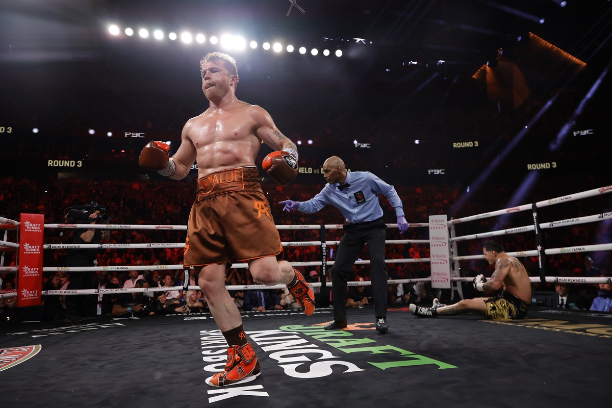 An_Alvarez  left hook floors Berlanga- Photo Rey Del Rio Premier Boxing Champions