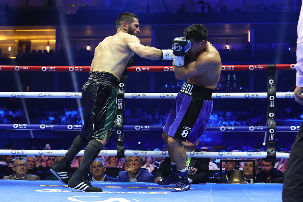 Artur_Beterbiev_vs_Dmitrii_Bivol_-_Photo_Mikey_Williams_-_Top_Rank