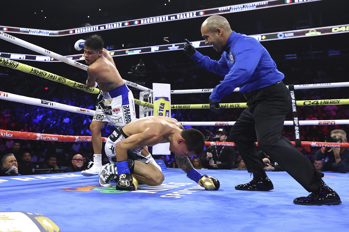 Navarette_stops_Valdez picture Mikey Williams/Top Rank