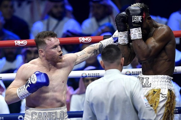 Canelo Alvarez bores in win over William Scull