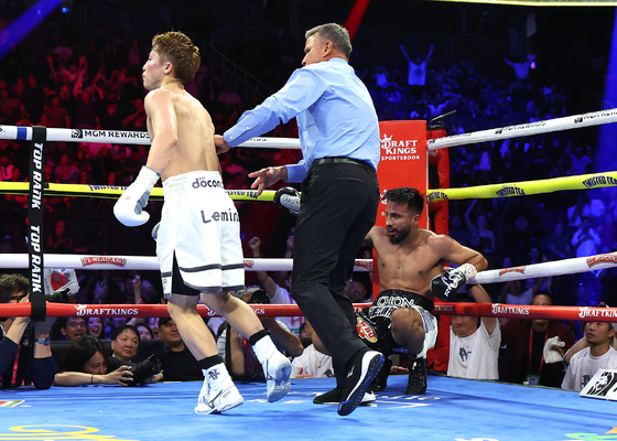 Monster Inoue tastes the canvas - gets up and stops Ramon Cardenas in exciting fight